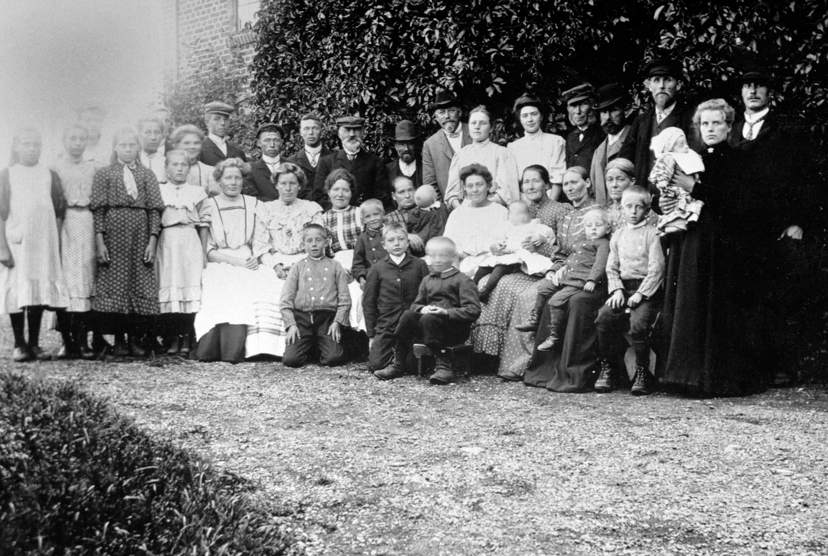 Anno Domkirkeodden, Gruppe arbeidere, voksne og barn, grautlag etter slåttonn på Skredshol gård, Ringsaker.