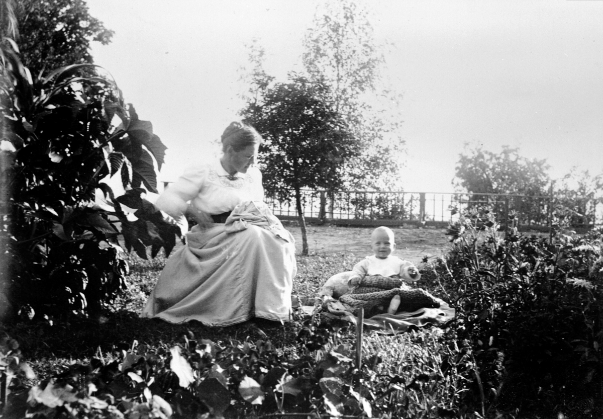 Anno Domkirkeodden, Ragna Bergseng og sønnen Erik i hagen på Skredshol gård, Ringsaker.