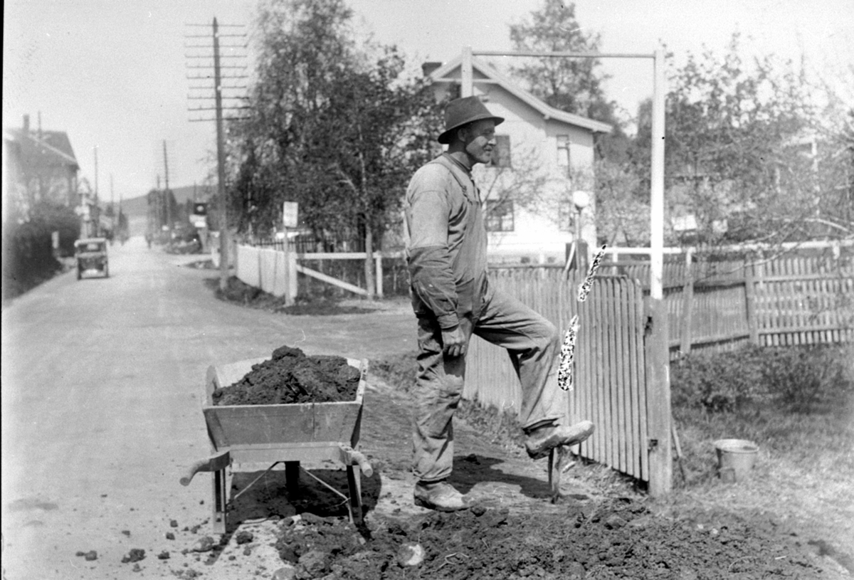 Anno Domkirkeodden, Storgata, Moelv, vegarbeide, mann med trillebår og spade.