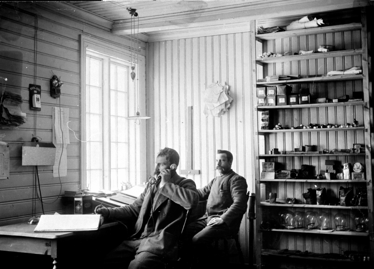 Anno Domkirkeodden, Interiør, verkstedkontoret, fra venstre er verksmester Ole Johansen, til høyre meterialforvalter Olaf Christoffersen, Moelven Brug.