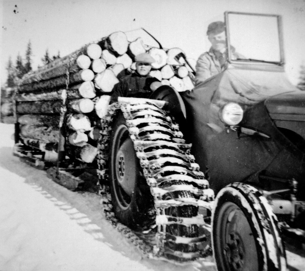 Anno Domkirkeodden, Tømmertransport med beltetraktor og slede på Bøverlund seter. På traktoren er Maurits Hatterud, bak er Johannes Hatterud.