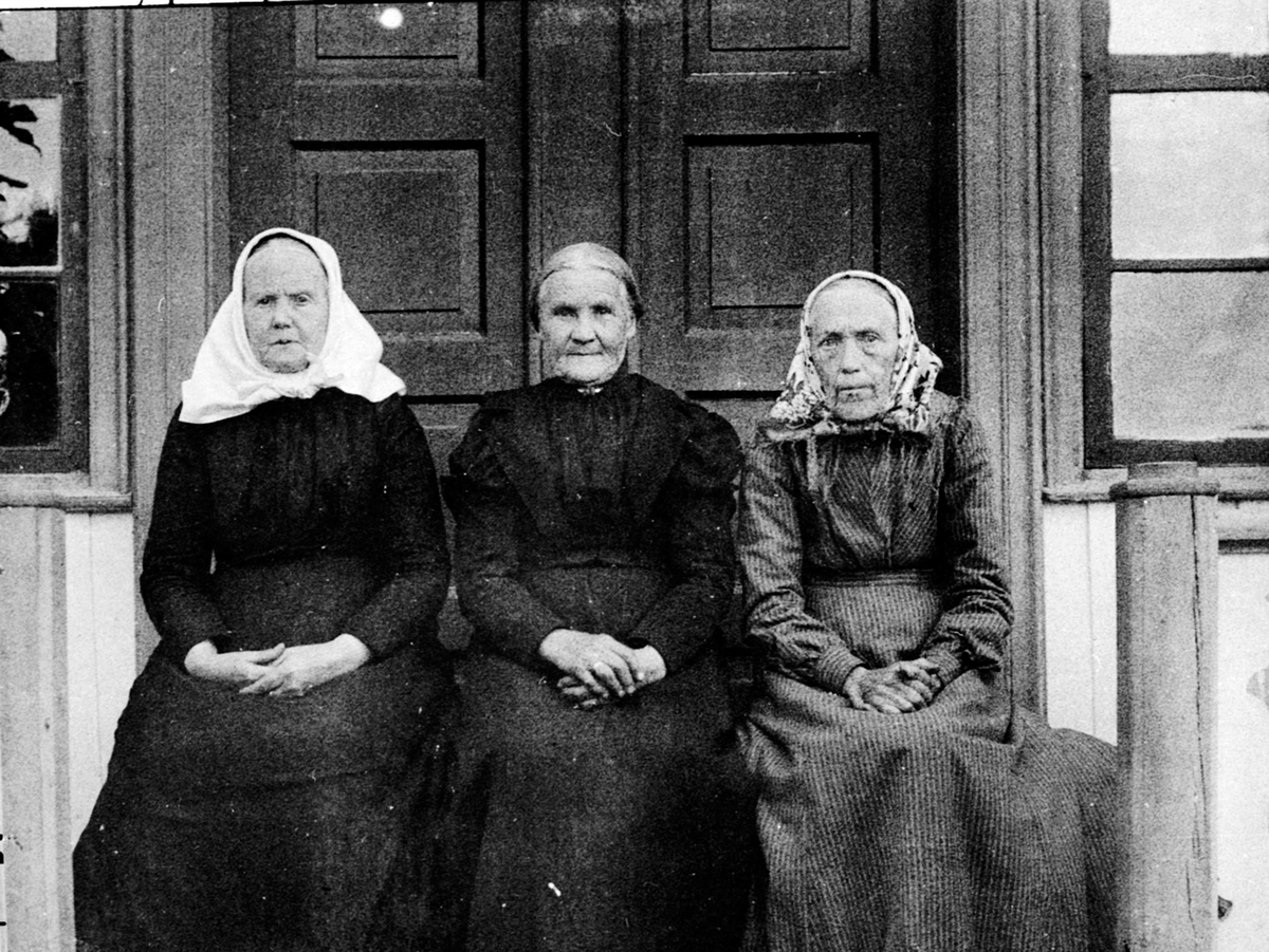 Anno Domkirkeodden, 3 eldre damer med skaut på trappa på Løken østre, Ringsaker.