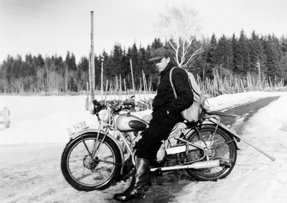 Anno Domkirkeodden, Vegvokter Sindre Lierhagen med skyggelue, gummistøvler og ryggsekk fra Veldre, Ringsaker med en Tempo motorsykkel, D-1439.