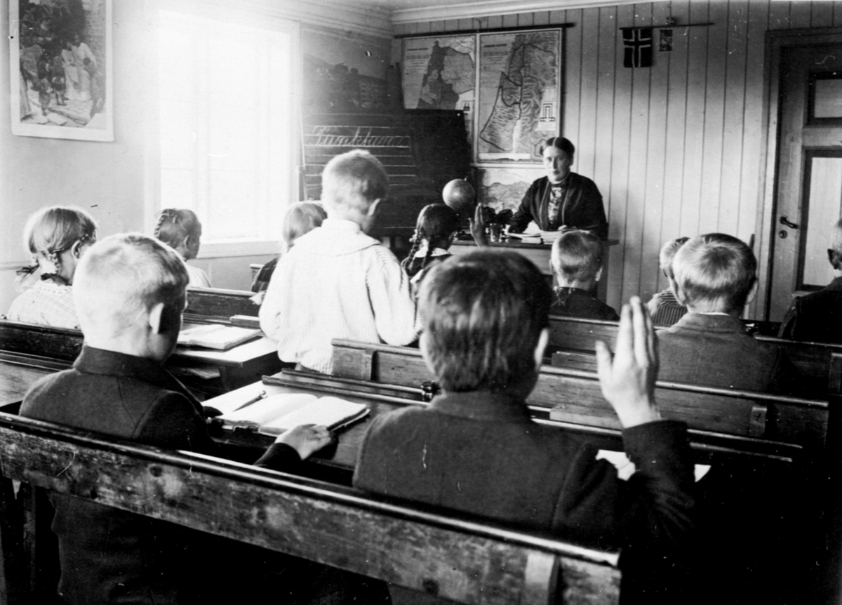 Anno Domkirkeodden, Interiør, klasserom på Solheim skole, Ringsaker. Klasserom med elever og lærerinne Magnhild Baardseth underviser. Undervisning i klasserom, interiør.