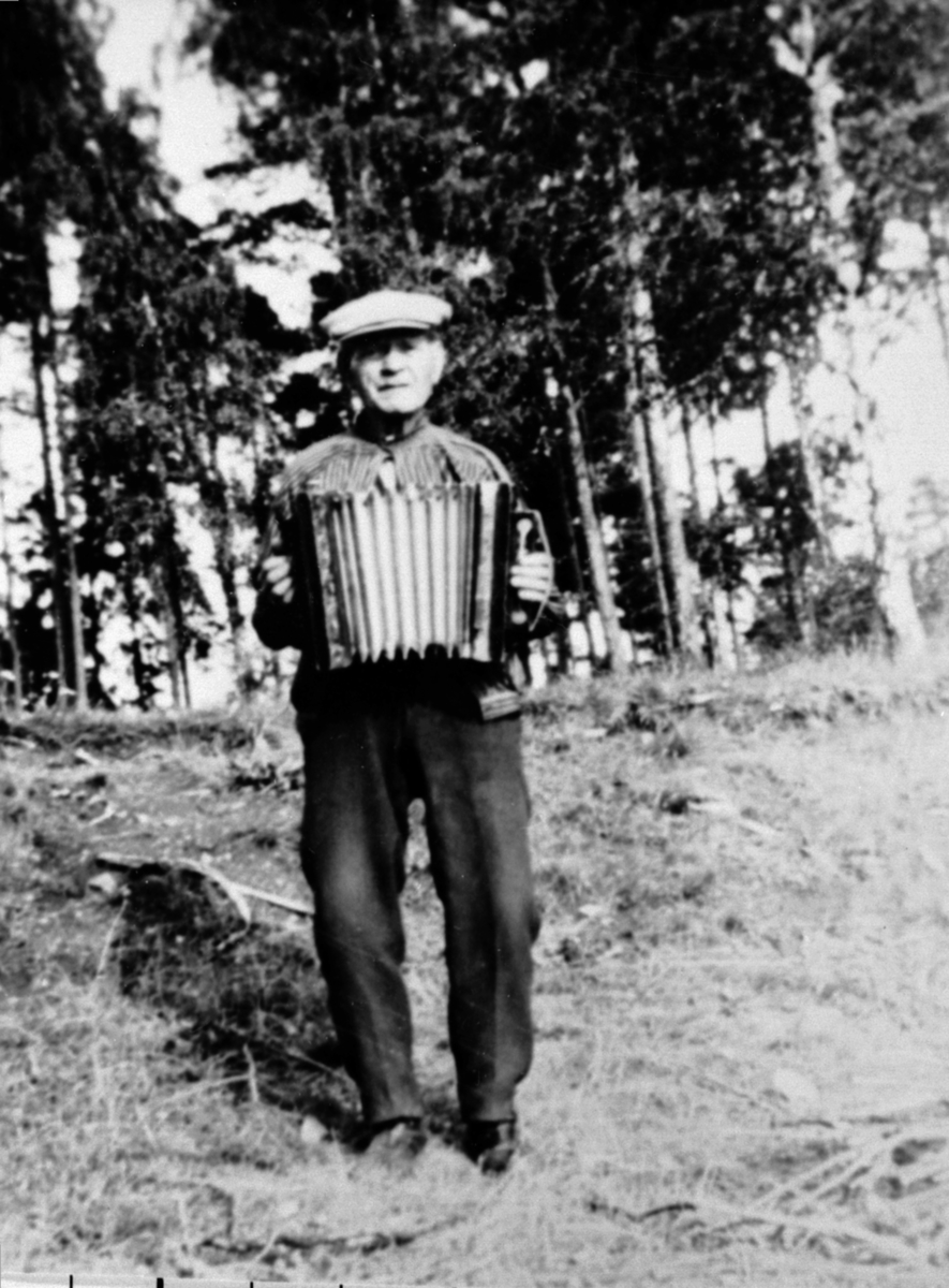 Anno Domkirkeodden, Olivius Maurud (1869-1956) i Tangen (Tånga) , Helgøya med torader trekkspill. Arbeidet på Hovelsrud i mange år. Bygde senere hus i Furulund.
