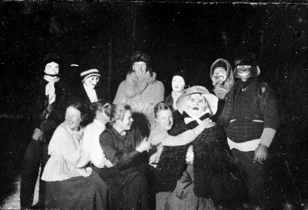 Anno Domkirkeodden, Julebukker, utkledde folk på Heramb gård, Ringsaker.