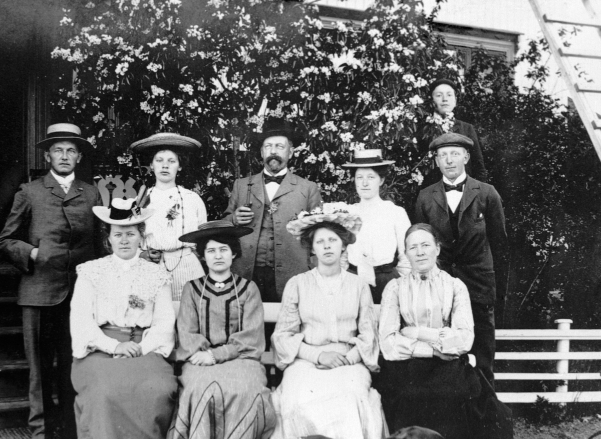 Anno Domkirkeodden, Familie samlet foran veranda på Ulven gård, Ringsaker.