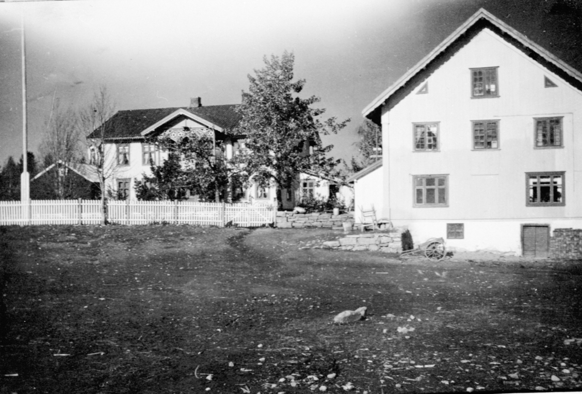 Anno Domkirkeodden, Eksteriør, gardsbruk. Ulven gård, Ringsaker. Til venstre er hovedbygningen før påbygging i 1921. Kårbolig og stabbur med klokketårn.
