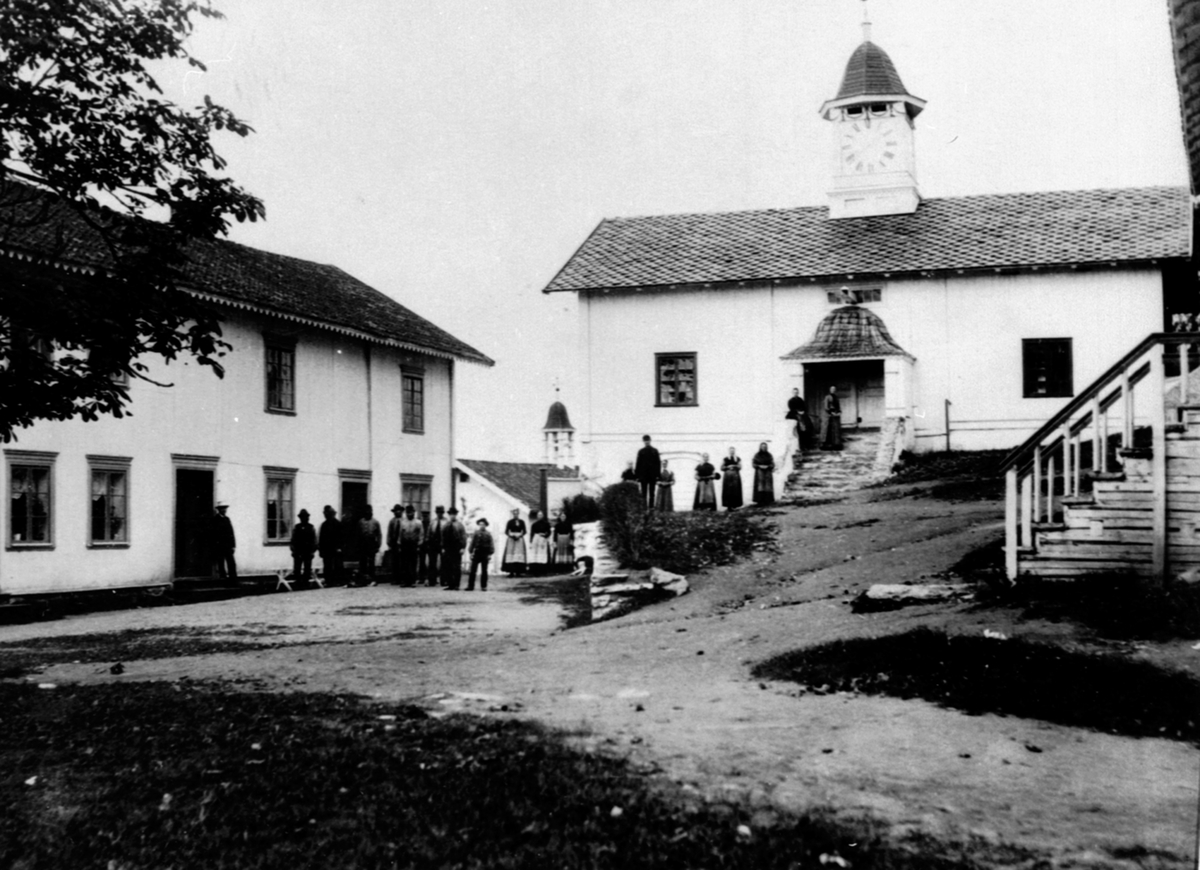 Anno Domkirkeodden, Eksteriør, gardsbruk. Stein gård, Ringsaker. Hovedbygning og stabbur med klokketårn. Mye folk på inntunet.