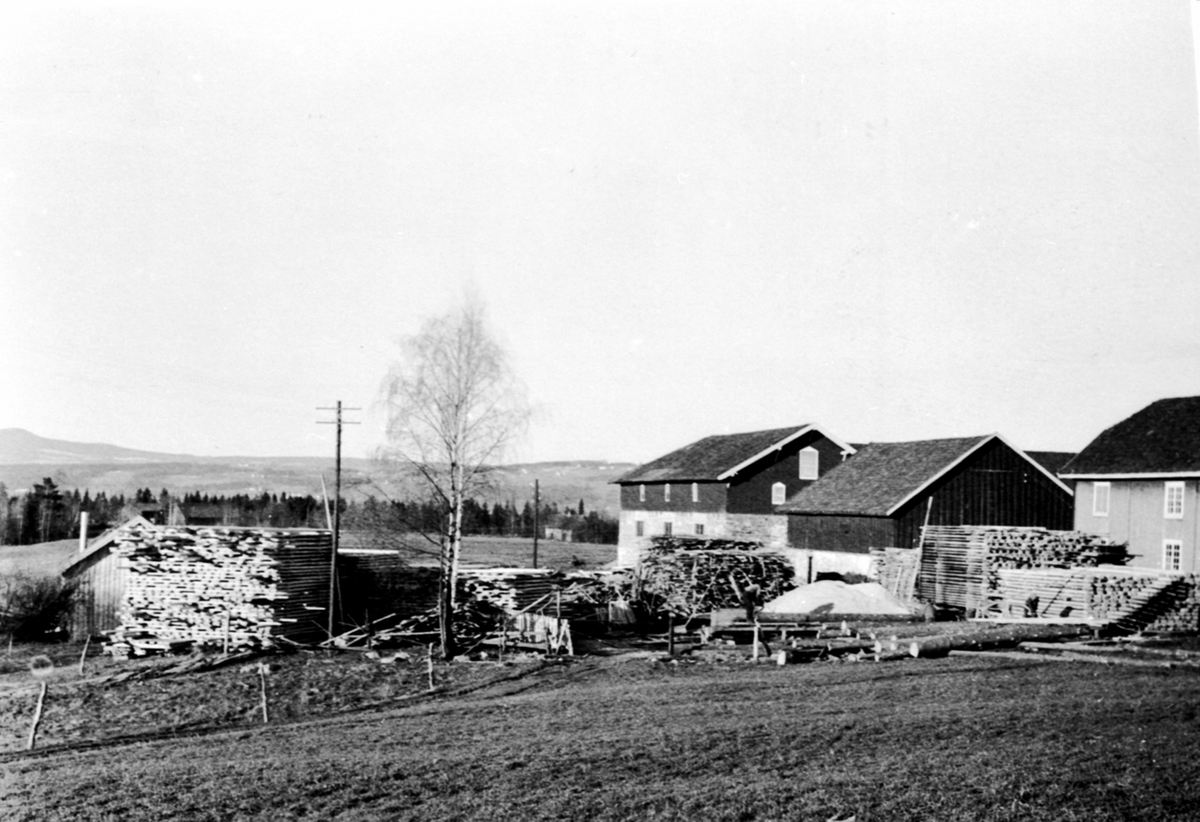 Anno Domkirkeodden, Stabler av byggematerialer på Svennerud, Helgøya. Det ble skåret en del tømmer og solgt under krigen. Låve og uthus.