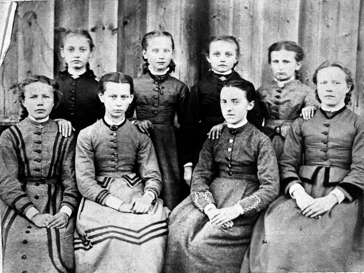 Anno Domkirkeodden, Åtte jenter fra Gaupen, Ringsaker. Fra venstre er Lina Krogvig, Mari Saugstad, Helene Tømten, Karen heggenhaugen. Bak er Julie Winju, Klara Øhre, Johanne Skappel, Magnhild Jørgensen.