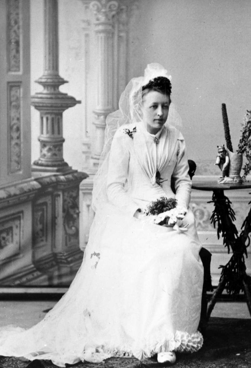 Anno Domkirkeodden, Erna Evensdatter f. 1864 Stav, Helgøya i brudekjole. Gift 1891 med Helmer Mathias Larsen i Lodviken.