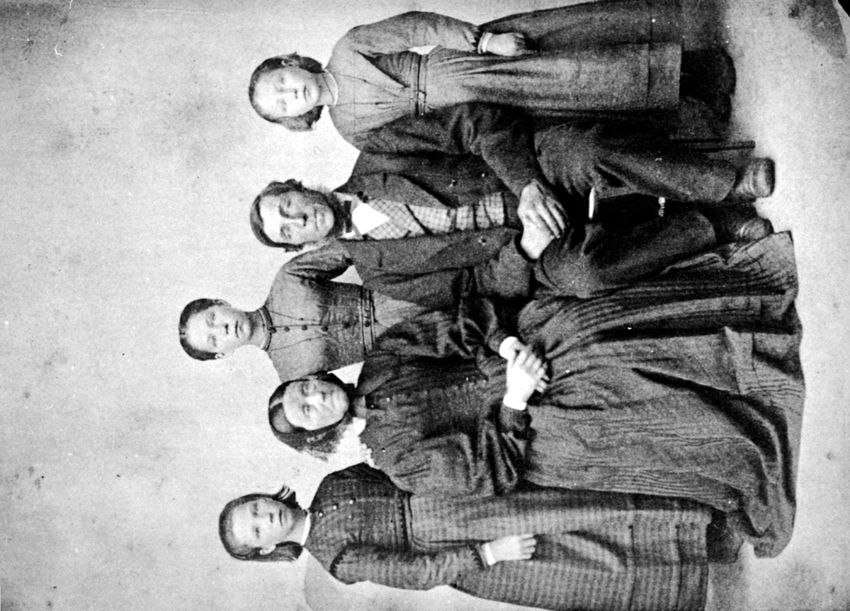 Anno Domkirkeodden, Tor Larsen Grimsrud (1820-1896) og kona Oline Johannesdatter Stav (1816-1889) med barna. Jentene er fra venstre Otilie f.1855, Teoline f. 1853, Mina f. 1857. Fjell, Helgøya.