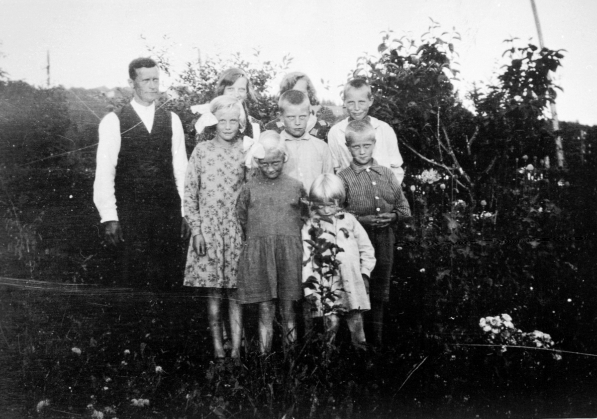 Anno Domkirkeodden, Søskenflokken Torstad. Jentene med etternavn Øverlie, guttene med Thorstad. Fra venstre bak er Johs., Margit, Nelly, Jørgen, midten fra venstre er Signe, Alf, foran er Dagny, Solveig.