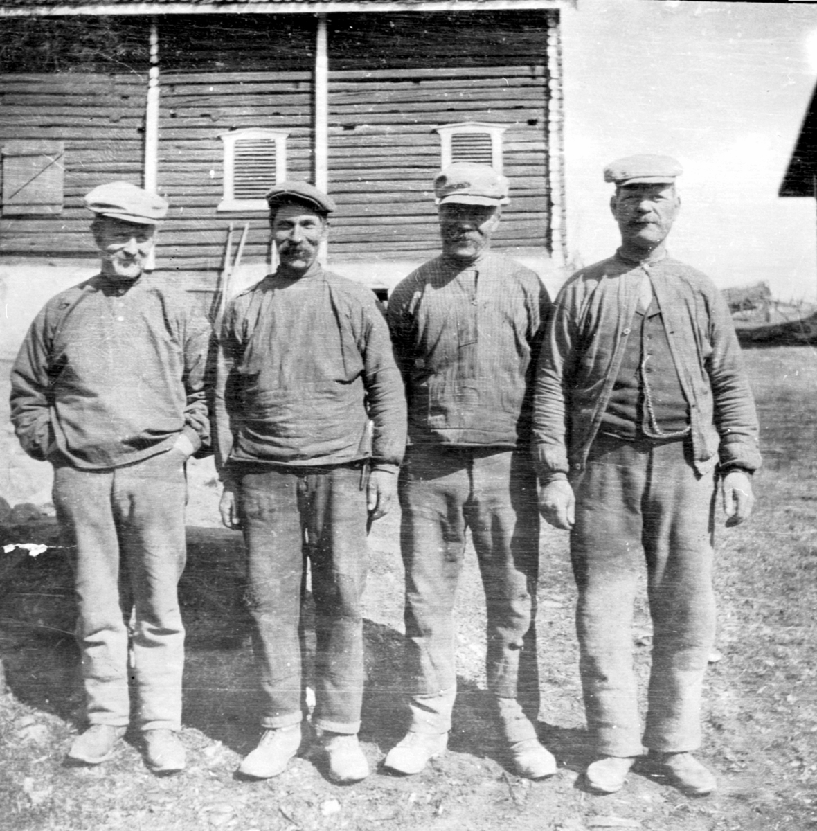 Anno Domkirkeodden, 4 arbeidskarer foran gamlelåven på Hovelsrud, Helgøya. Fra venstre er Olaf Bakken, Peder Skogheim, Adolf Engeland, Olivius Maurud.