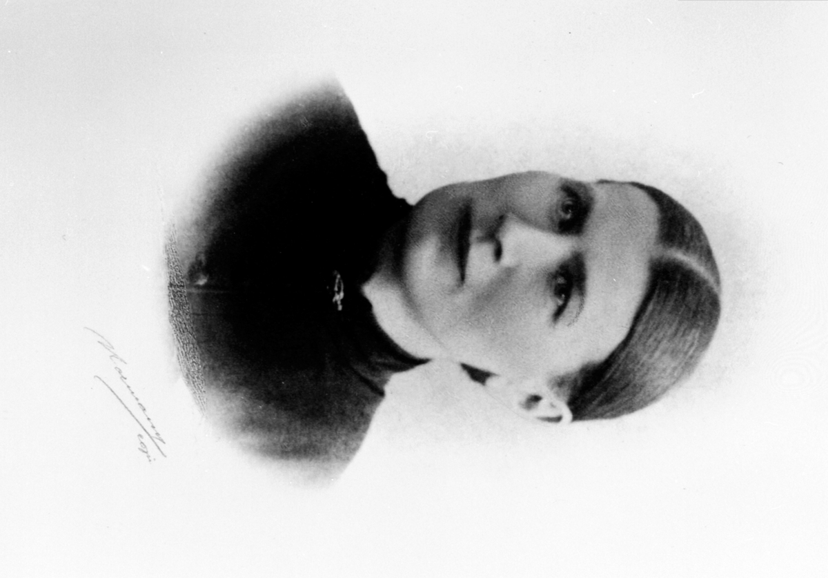 Anno Domkirkeodden, Elise Eriksdatter Råum (1841-1926) gift med Lars Pedersen Avlangerud (1830-1906), Nedre Avlangerud, Helgøya.