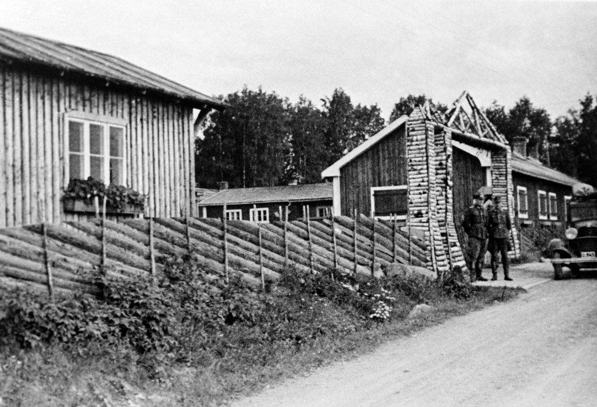 Anno Domkirkeodden, Militærforlegning, Stafsberg, inngangsport, 2 tyske soldater i uniform, brakker, krigen, Furnes i Ringsaker.