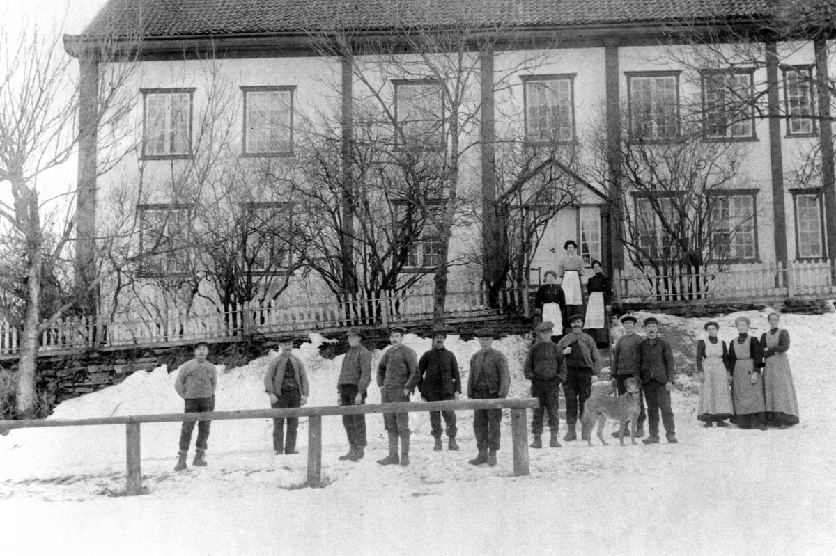 Anno Domkirkeodden, Arbeidstokken på Hoel gård, Nes, Hedmark foran hovedbygningen. I Karl Kildals tid. Vinter.