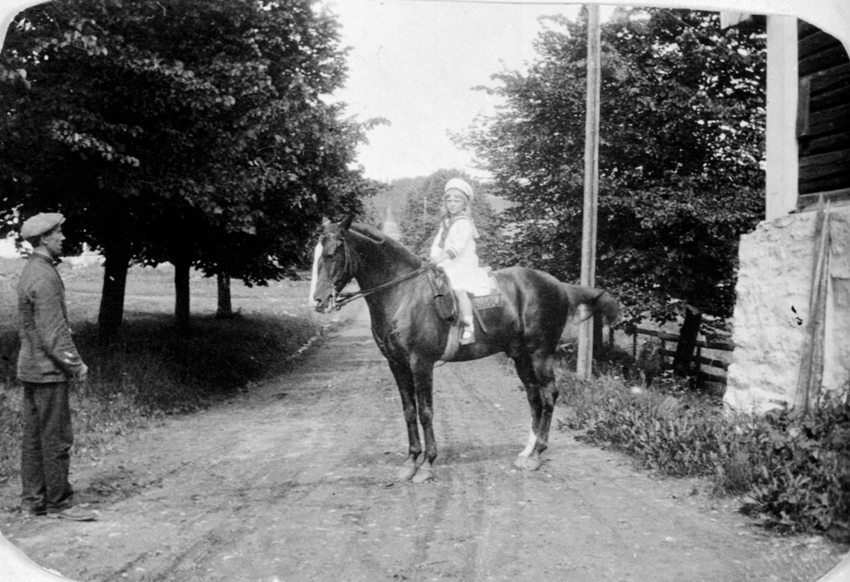 Anno Domkirkeodden, Margrethe Louise Kildal Borchrevink f. 1911 med ridehesten Sakel på Hoel gård, Nes, Hedmark: