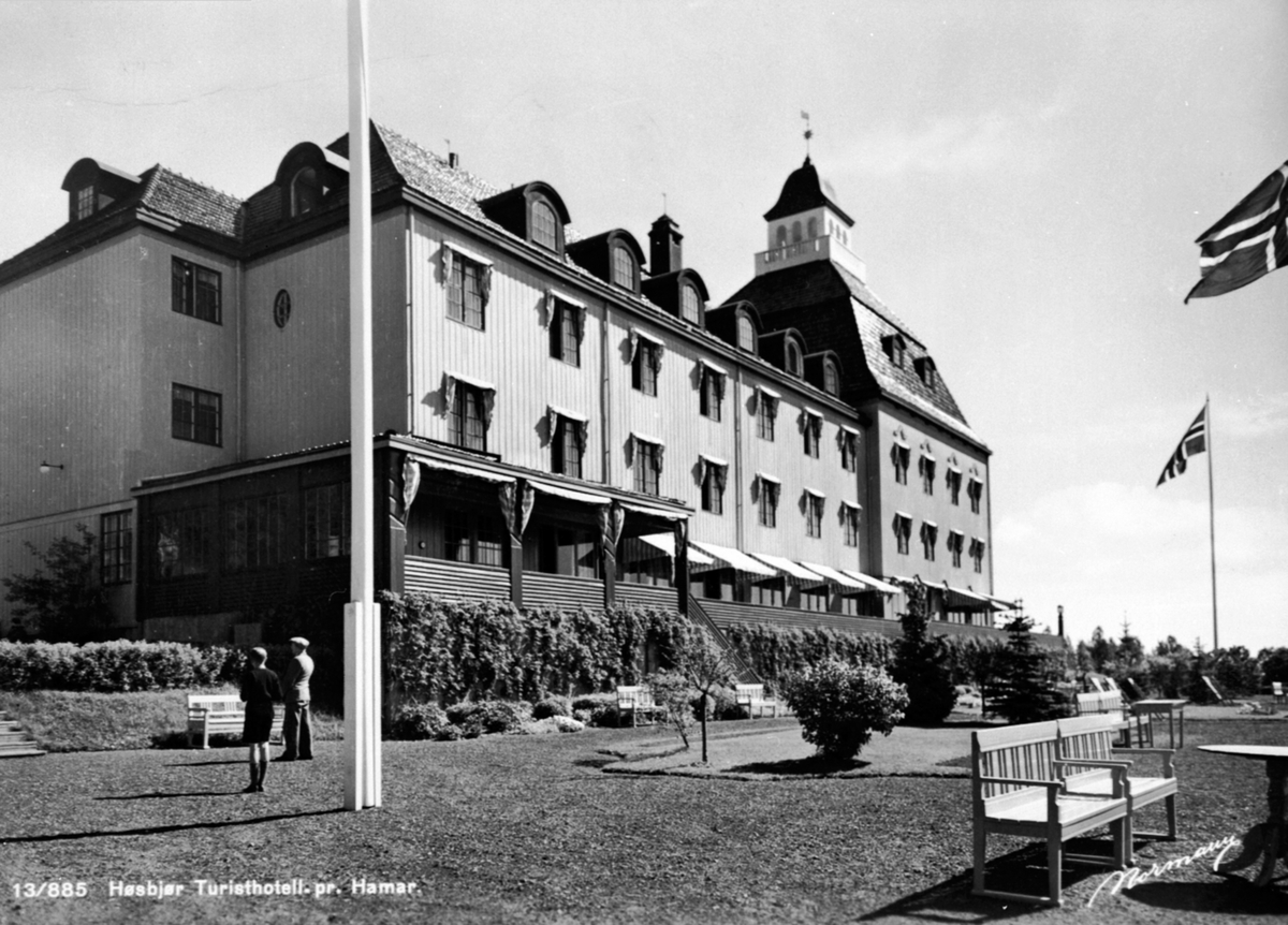 Anno Domkirkeodden, Eksteriør, Høsbjør Turisthotell, Furnes, park, flagg, folk, benk.