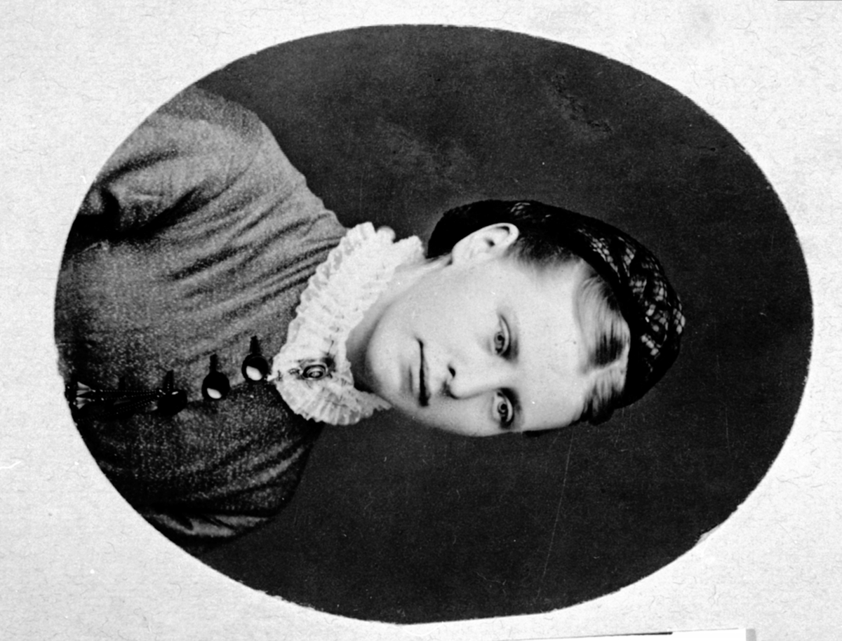 Anno Domkirkeodden, Portrett, Helga Olsdatter Deglum f.26. 09. 1859, Furnes, gift m/Johannes Anstensen Dobloug.