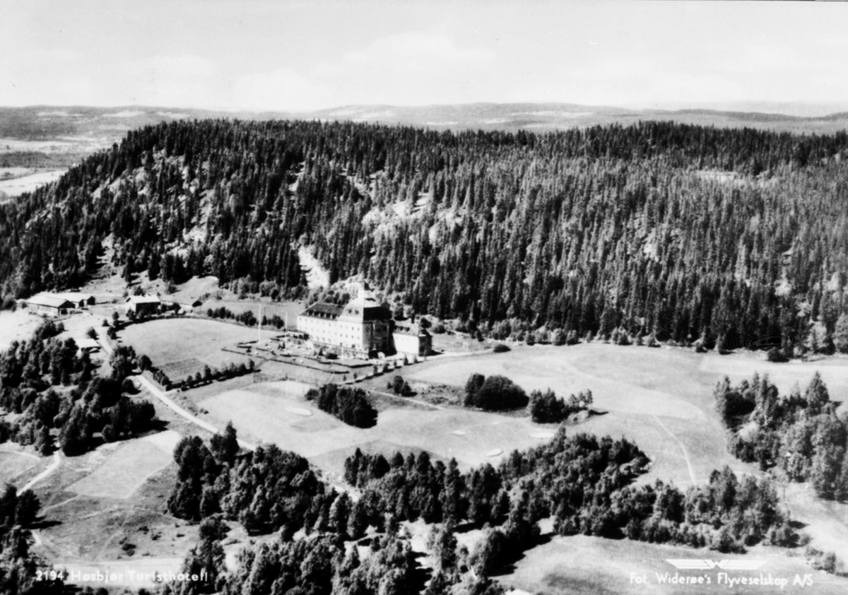 Widerøes Flyveselskap A/S, Eksteriør, Høsbjør turisthotell, Furnes, flyfoto.