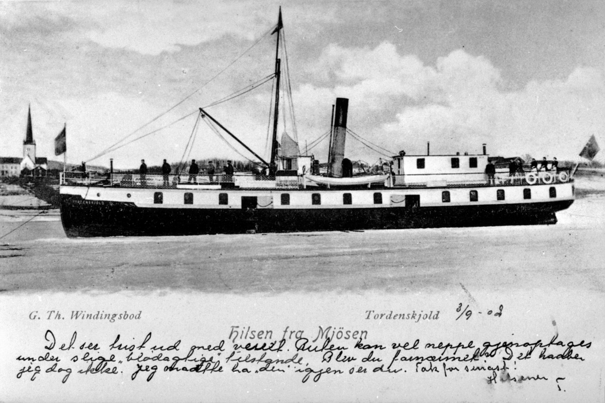 Anno Domkirkeodden, Mjøsbåten D. S. Tordenskjold i issørpe på Mjøsa utenfor Ringstrand fergeleie ved Ringsaker kirke. Kortet er datert 3.9 1902. Bildet er noe eldre. Det viser båten før panelen på dekkshusene ble byttet ut med edeltre i 1893. Isbryting.