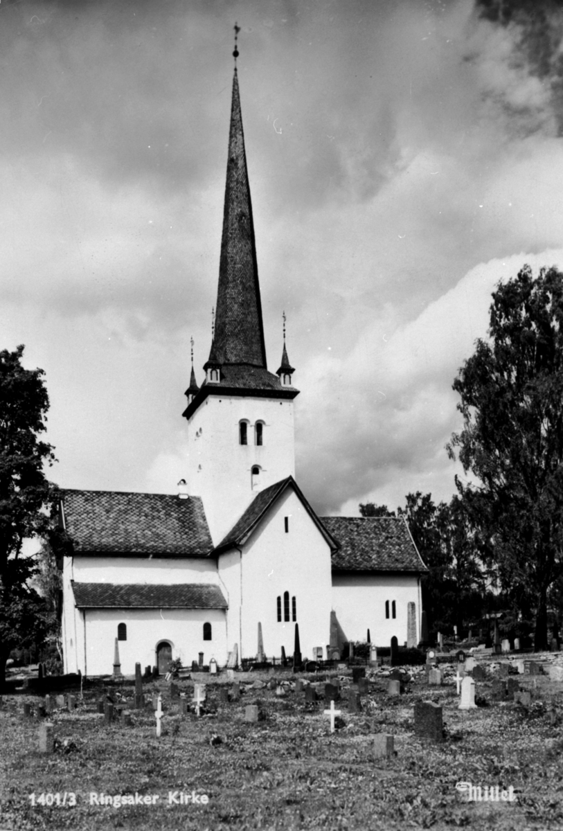 Anno Domkirkeodden, Eksteriør, Ringsaker kirke. Kirkegården i forgrunn.