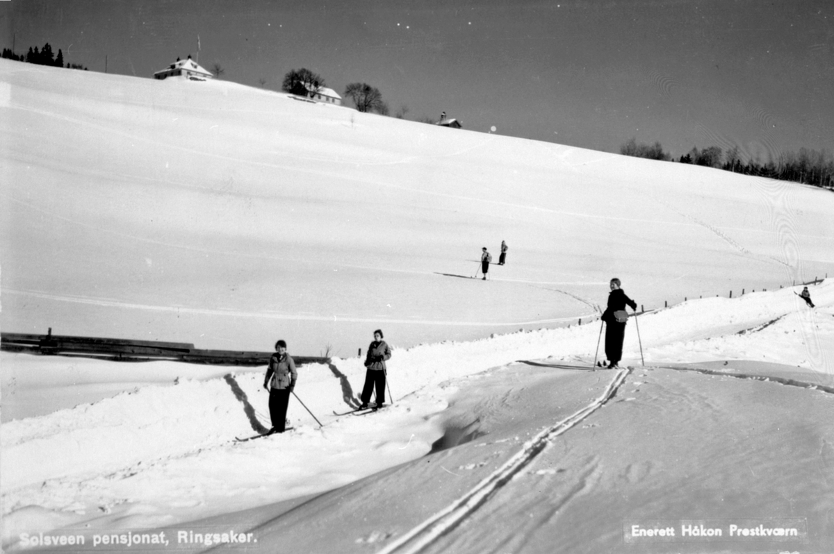 Anno Domkirkeodden, Solsveen pensjonat, i Bårdseterroa, Ringsaker, vinter, skiløpere. Postkort. Foto Håkon Prestkværn, Moelv. Det var grosserer And. Jevne, Hamar som eide pensjonatet og det ble drevet av fru Thesen.