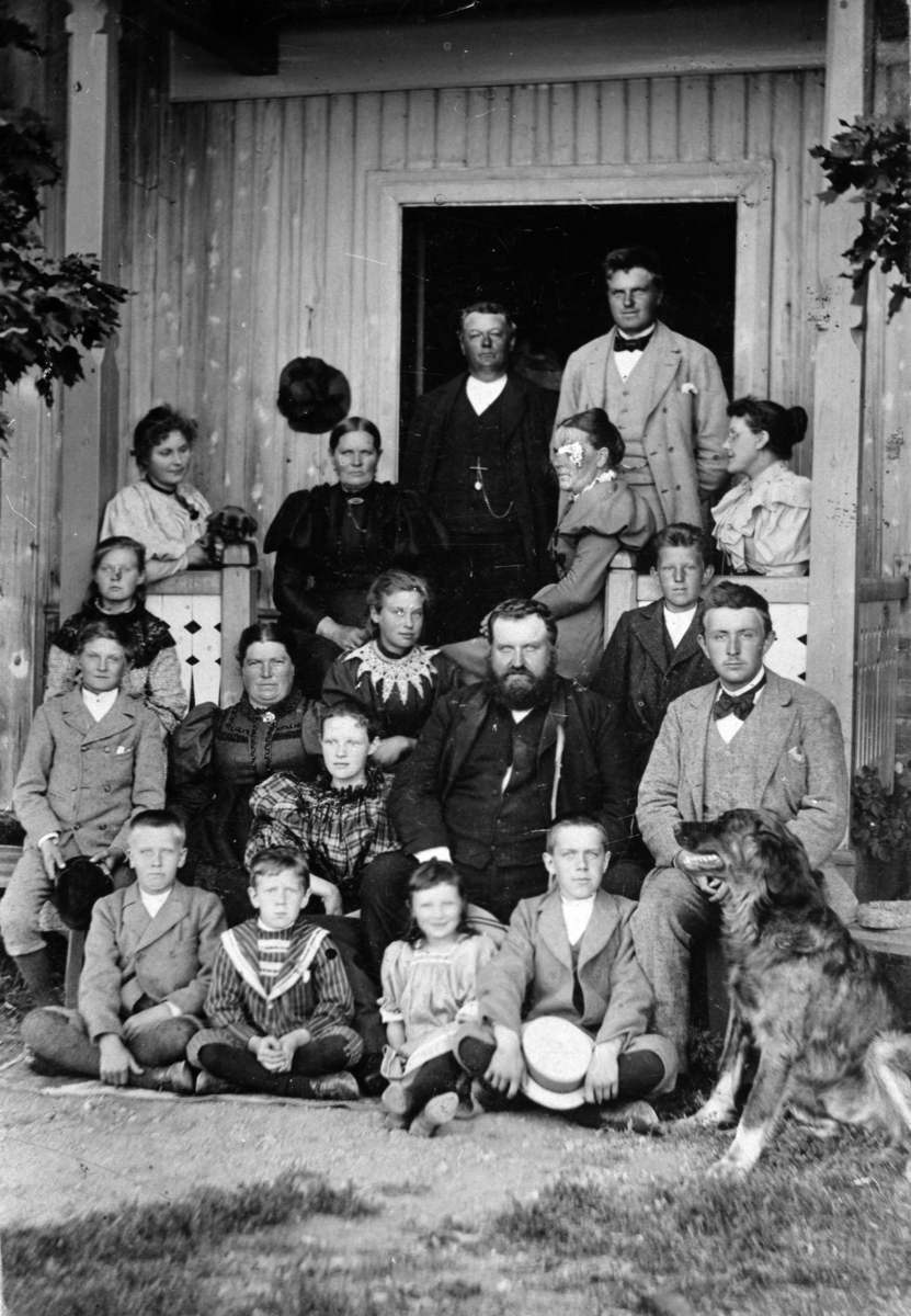 Anno Domkirkeodden, Familien på Gjestvang øvre, Nes, Hedmark. Peder (1843-1912 og Amalie Simenstad (1855-1928) med sine to barn, svigerbarn og barnebarn. Gjestvang øvre, Nes Hedmark. Datteren Grethe Simenstad (1878-1960) i lys bluse til venstre på verandaen ble gift med gardbruker Johan Axel Hieronimus Brager (1876-19…