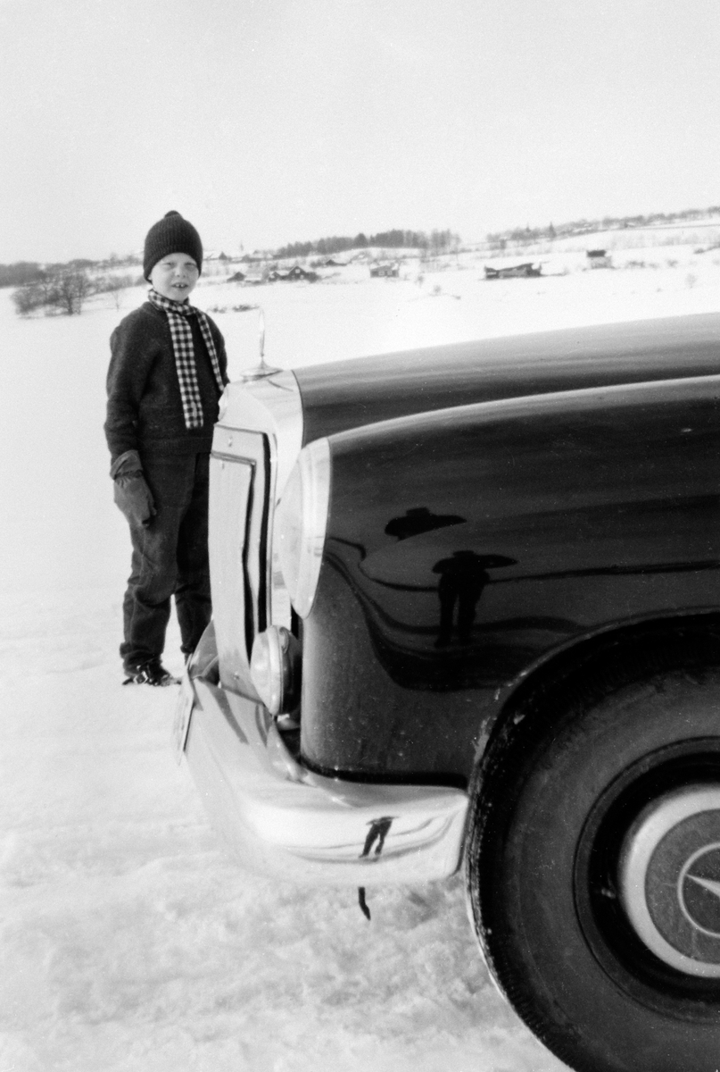Anno Domkirkeodden, På Mjøsisen utenfor Hoel, Nes, Hedmark. Per Eilif Sandberg f.1955 ved bil.