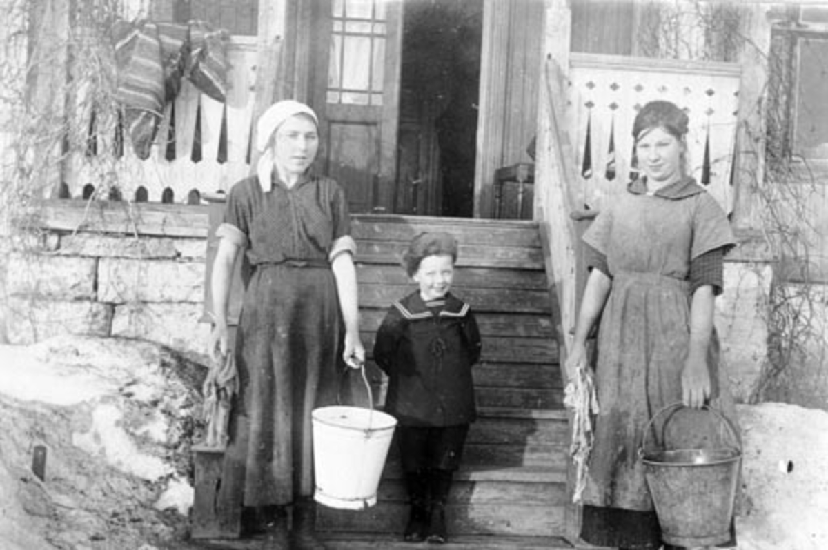 Anno Domkirkeodden, Anna Vestli gift Andersen til venstre, Erling Feiring (1915-1988), Helga Linnerud f.1902, gift Engen. Bjørnstad, Nes, Hedmark.