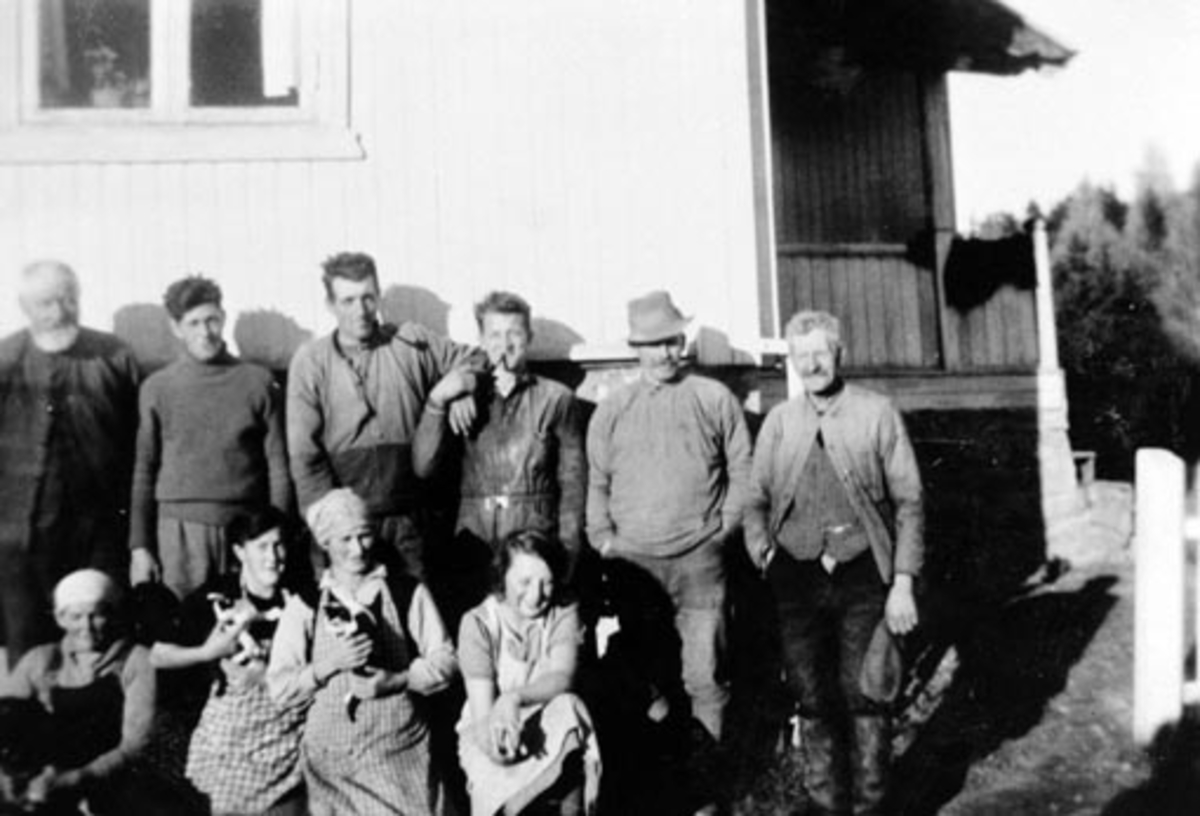 Anno Domkirkeodden, Arbeidstokken på Bjørnstad, Nes, Hedmark. Første rekke fra venstre er Lise Dalberg f.1850, Solveig Nilsen f.1921, Augusta Nilsen (1887-1968), ?, Bak fra venstre er Nils Dalberg f.1850, Bjarne Nilsen f.1916, Adolf Engen f.1906, ?, Even Moen, Syver Nilsen (1874-1960).