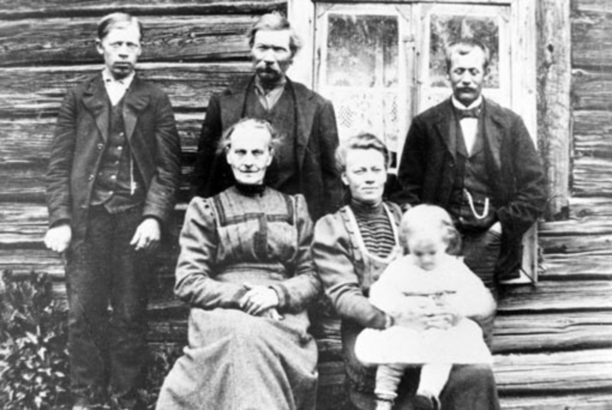 Anno Domkirkeodden, Familien Dalen i Høgda. Fra venstre er Oskar Olsen (1894-1975), Ola Dalen (1858-1919, Julius Tålesen Rønningen (1885-1934). Foran er Marit Dalen (1858-1927), Ragnhild Rønningen (1885-1982) med Margit f.1912 på fanget.