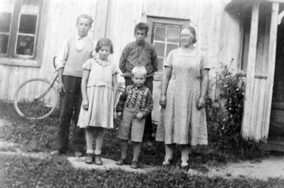 Anno Domkirkeodden, Sigurd og Ingeborg Hansen utenfor stua i Vesterhagen under Bokalrud, Nes, Hedmark med barna Hans, Nora og Ivar.