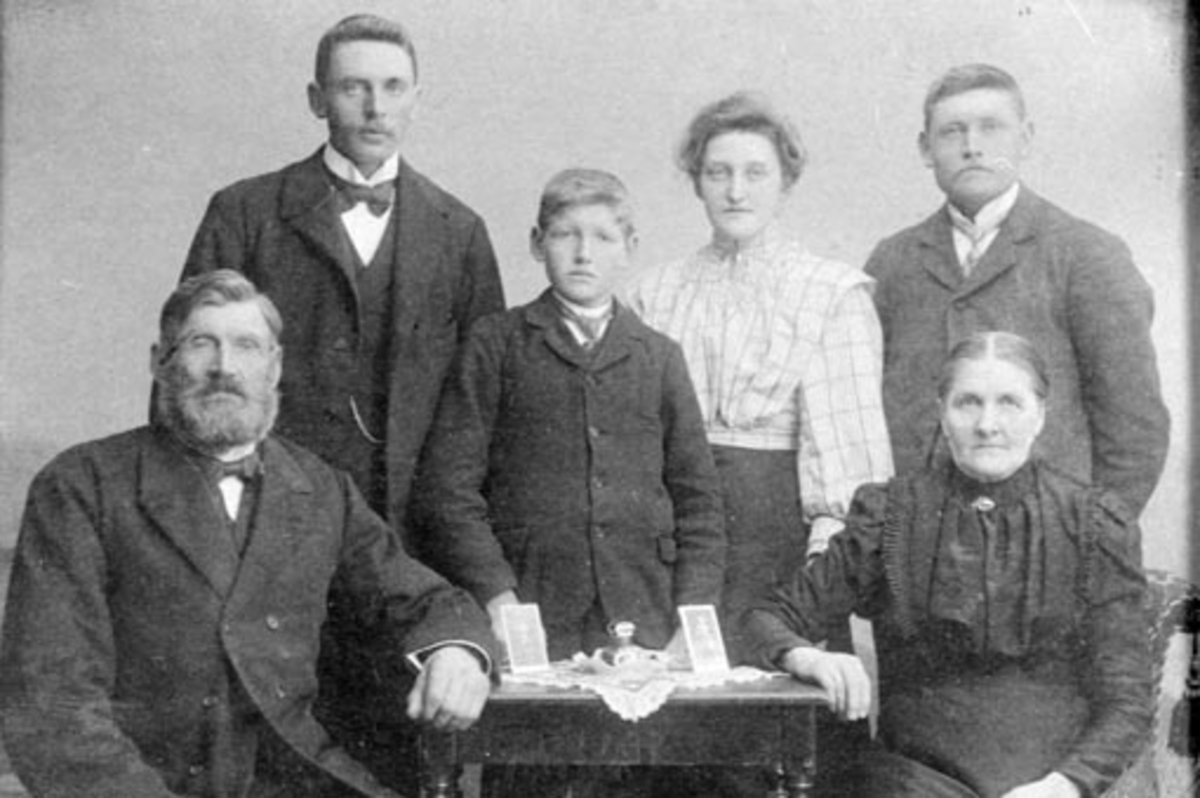 Anno Domkirkeodden, Syver Nilsen Duenger (1848-1921) og kona Elise Torsdatter Knatterud (1848-1931) med barn. Bak fra venstre er Tor (1884-1963), Syverin f.1895, Margit f.1900, Nils (1881-1959).
