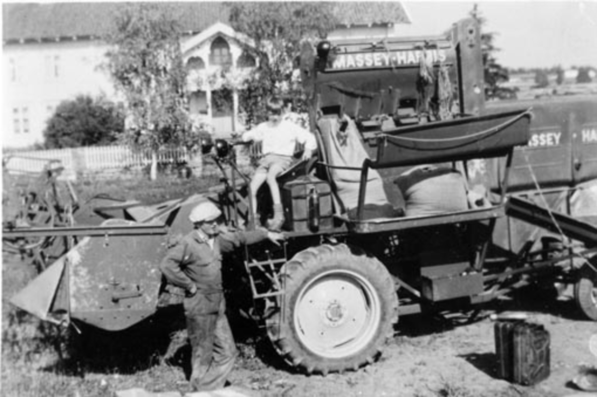 Anno Domkirkeodden, Sjølgående skurtrekser Massey Harris som var kjøpt av innkjøpslaget og gikk rundt på flere garder. Her på Hulleberg nedre, Nes, Hedmark.