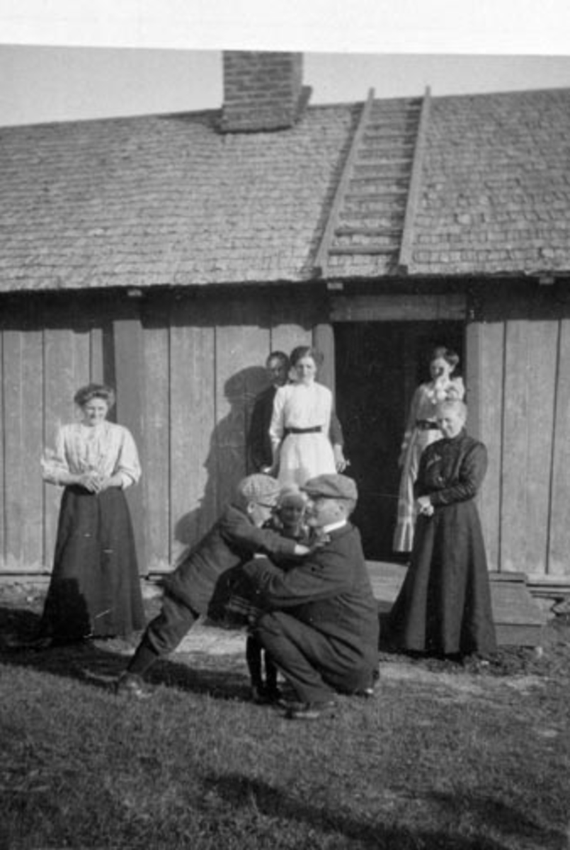 Anno Domkirkeodden, Eksteriør, størhus, seter, Sjusjøen, Ringsaker Almenning. Signe Herberg, Johs Herberg, Margit Berg. Foran ventre er Eline Bergseng, Christian Berg, Johanne Berg, Marthinus Berg, Lovise Klundby, Eline Bergseng Lindal.