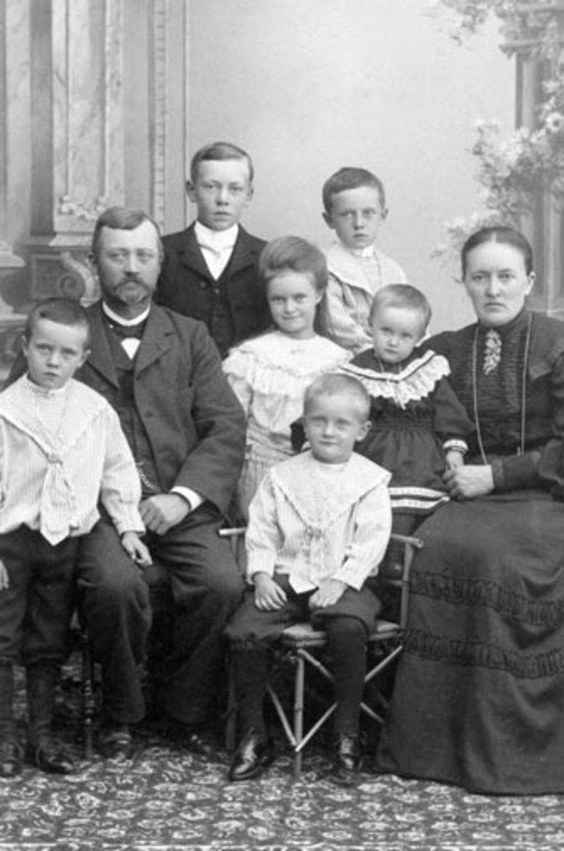 Anno Domkirkeodden, Familien Stuve, Biri. Fra venstre bak Gunnar, Sverre, i midten Ludvik, Anette, Kristen, Kari, foran er Ivar.