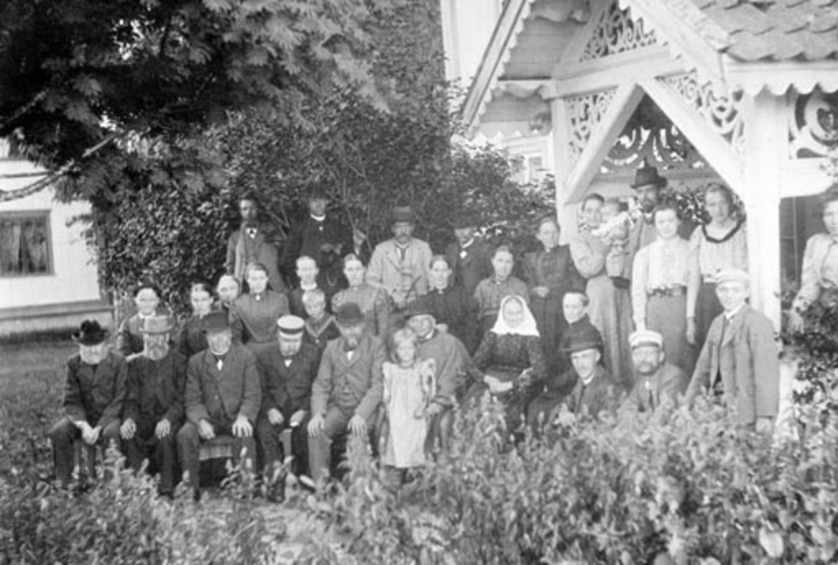 Anno Domkirkeodden, Familien Røhr og arbeidsfolk foran veranda på Rør store, Ringsaker.