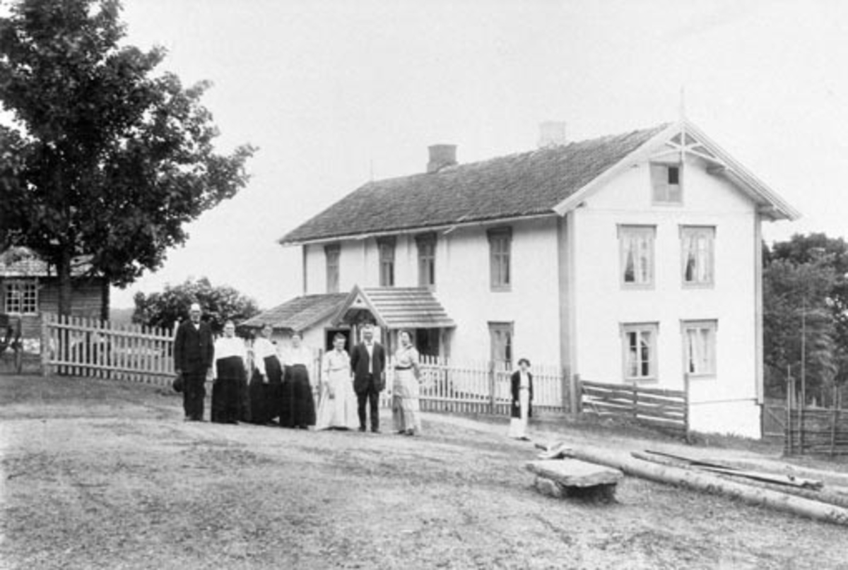 Anno Domkirkeodden, Eksteriør gardsbruk. Dæhli, Nes, Hedmark. Den gamle hovedbygningen med folk foran.