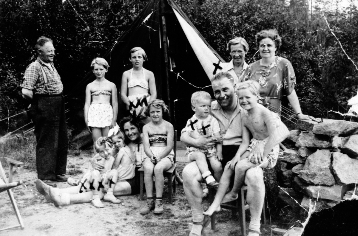 Anno Domkirkeodden, Voksne og barn. Else og Alf Prøysen på telttur. Ukjente personer og sted.