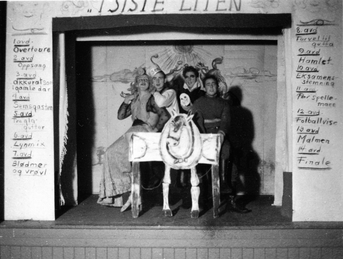 Anno Domkirkeodden, Sem Småbrukerlærerskole, Øvre Sem i Asker. Studentrevy: "I siste liten". Alf Prøysen, Ottar Korneliussen, Trygve Ask og Bjarne Sundfær synger "Finale".