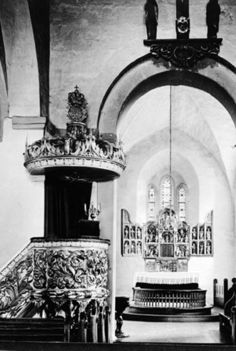 Anno Domkirkeodden, Interiør, Ringsaker kirke, prekestol, altertavle.