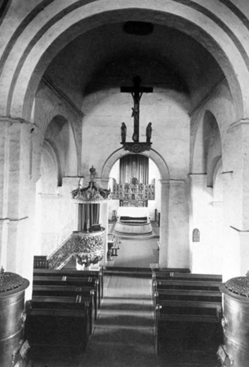Anno Domkirkeodden, Interiør fra Ringsaker kirke. Sett fra orgelgalleriet mot prekestolen og altertavla. To store vedovner i hovedskipet.