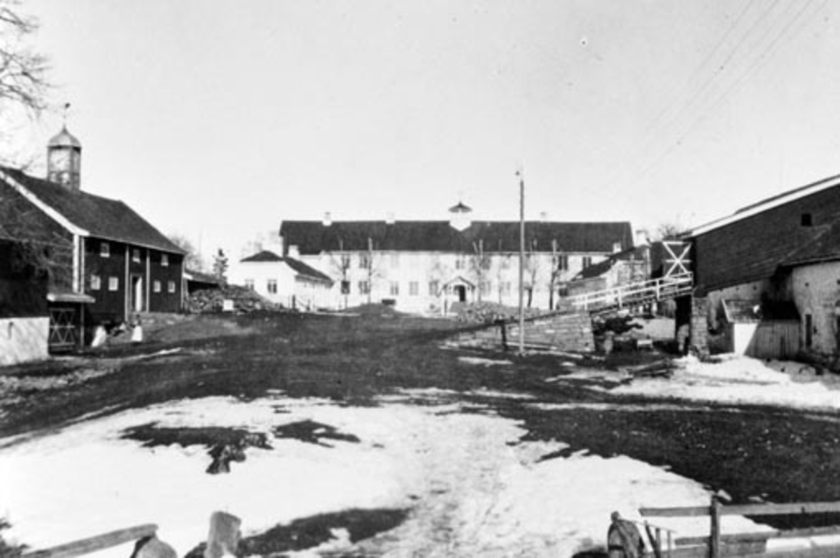 Anno Domkirkeodden, Gardstunet på Hovinsholm, Helgøya. Stabbur med klokketårn til venstre, låve, stall og fjøsbygning til høyre.