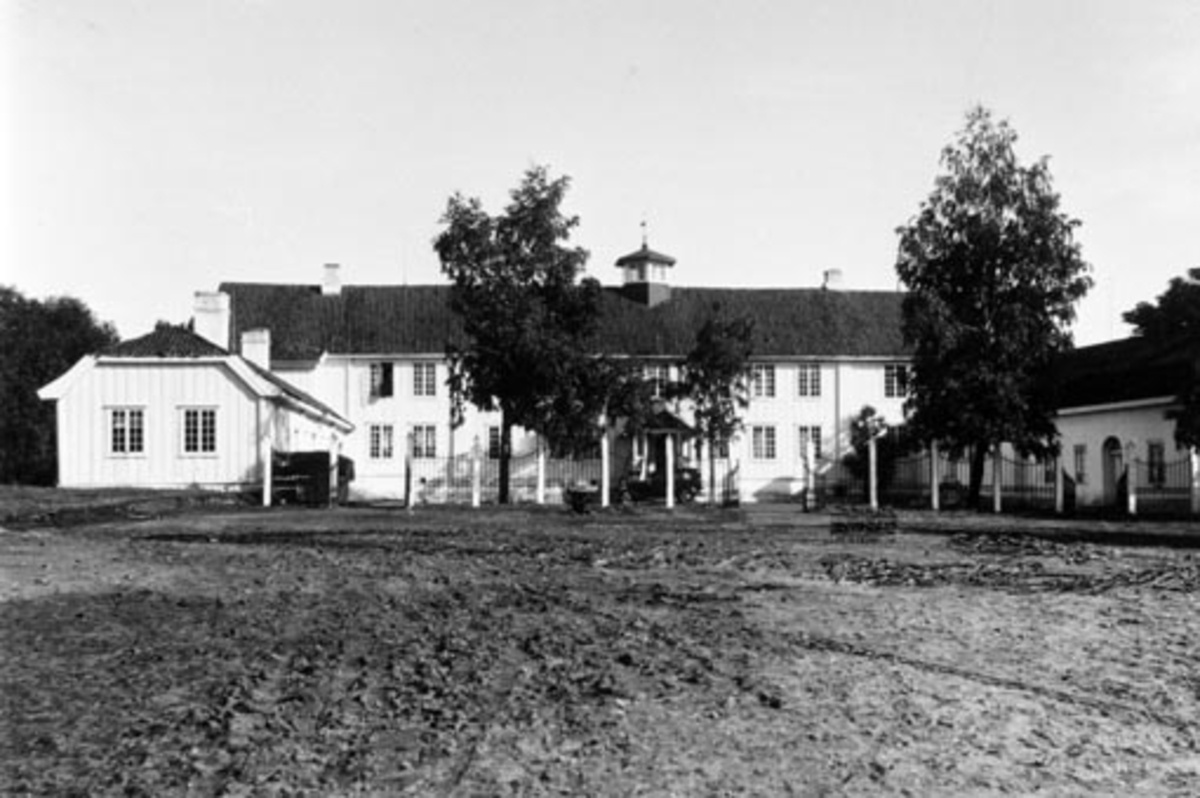 Anno Domkirkeodden, Hovedbygningen på Hovinsholm, Helgøya før brannen den 20 desember 1937.