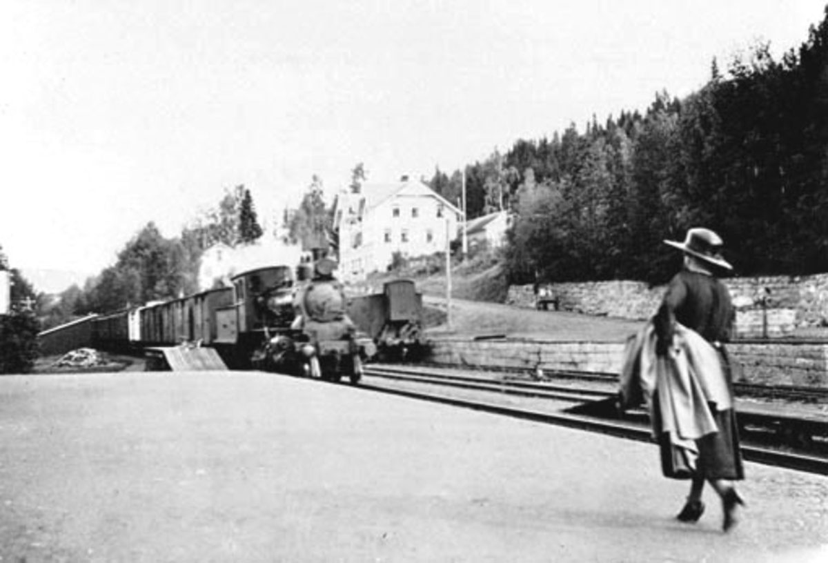 Anno Domkirkeodden, Veldre stasjon, Ringsaker, damplokomotiv, jernbane, dame på perrongen.