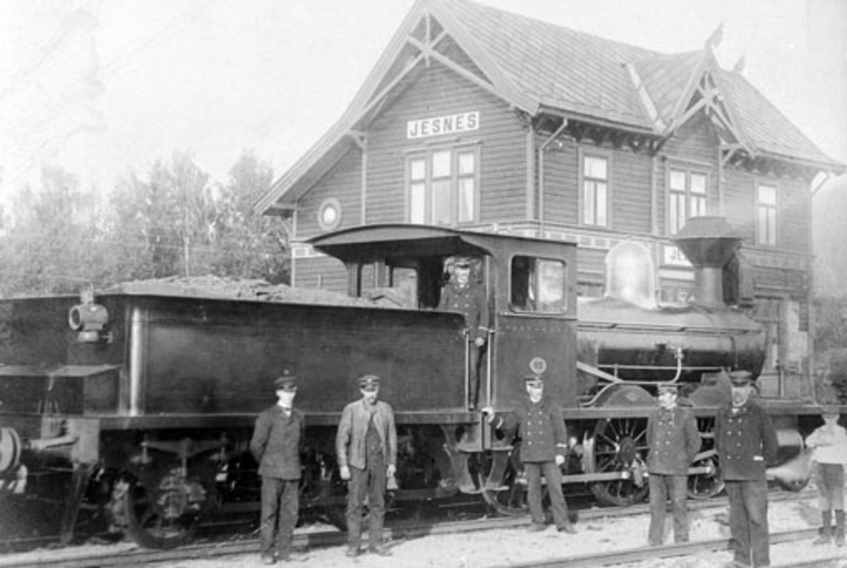 Anno Domkirkeodden, Eksteriør, Jesnes stasjon, lokomotiv nr.65, jernbanefolk, nummer 2 fra høyre er stasjonsmester Chr. Nordby, Furnes.