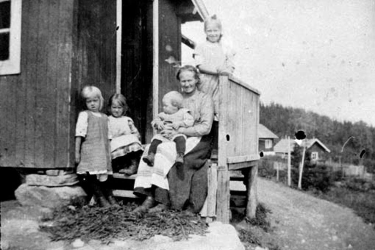 Anno Domkirkeodden, Klara Haug f.1882 med sine fire barn på husmannsplassen Søberg under Kvam, Nes, Hedmark. Barna er fra venstre Ellen f.1906, Netta (1909-1935), Anna f.1910, Jørgen f.1913 på fanget.
